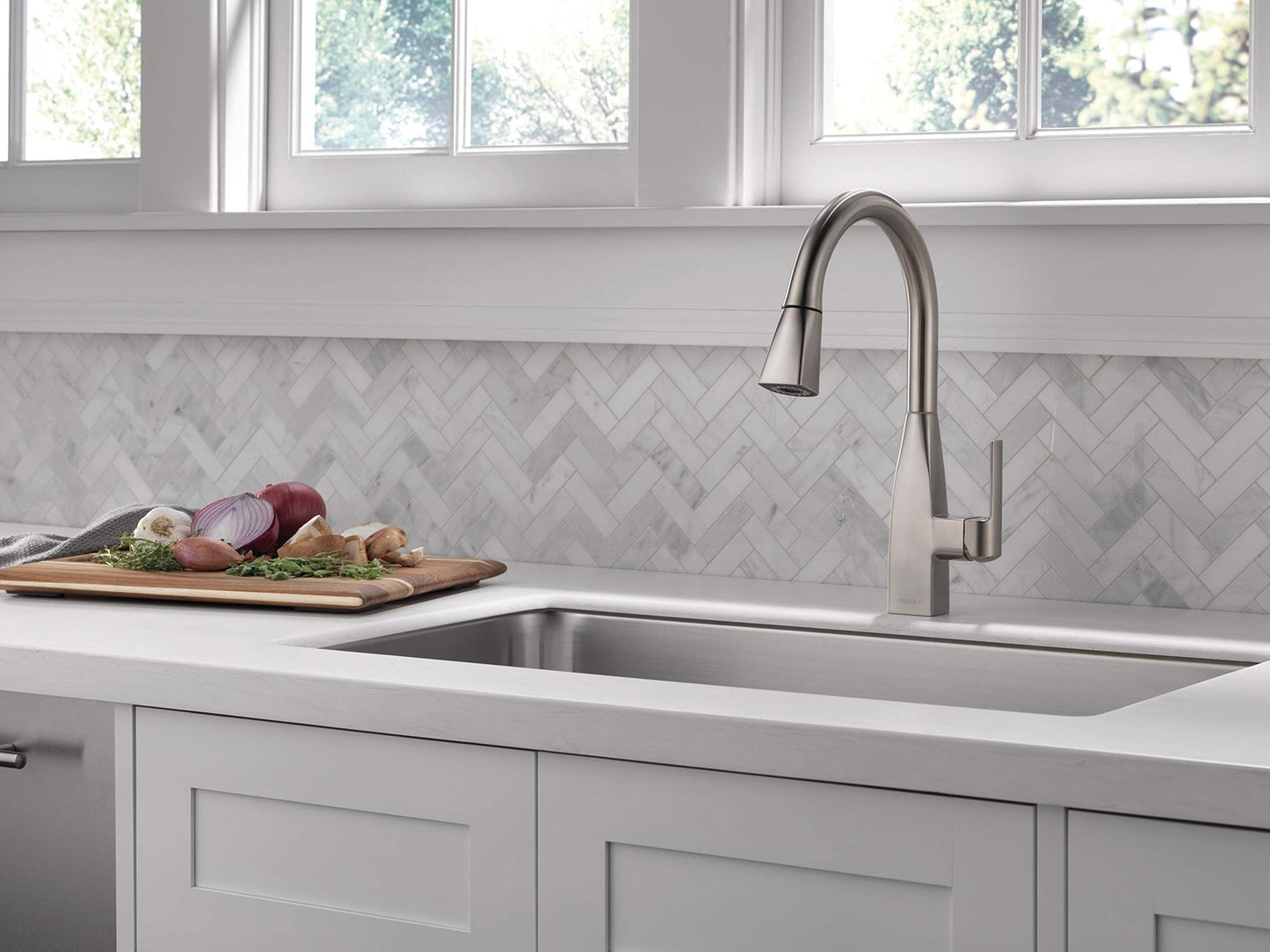 Peerless Xander Single-Handle Kitchen Faucet Pull Down Sprayer P7919LF-SS