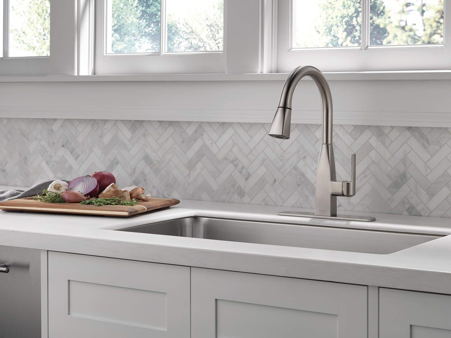 Peerless Xander Single-Handle Kitchen Faucet Pull Down Sprayer P7919LF-SS